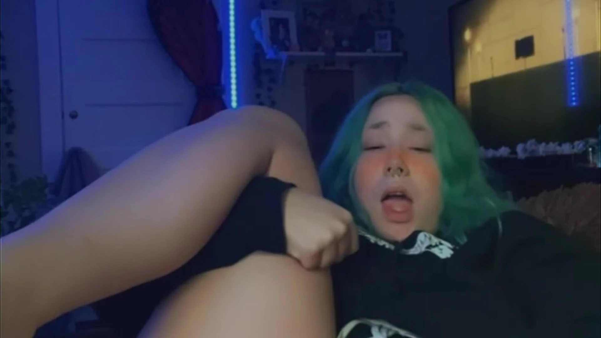 Sexy Natural Midori Bug pussy reveal