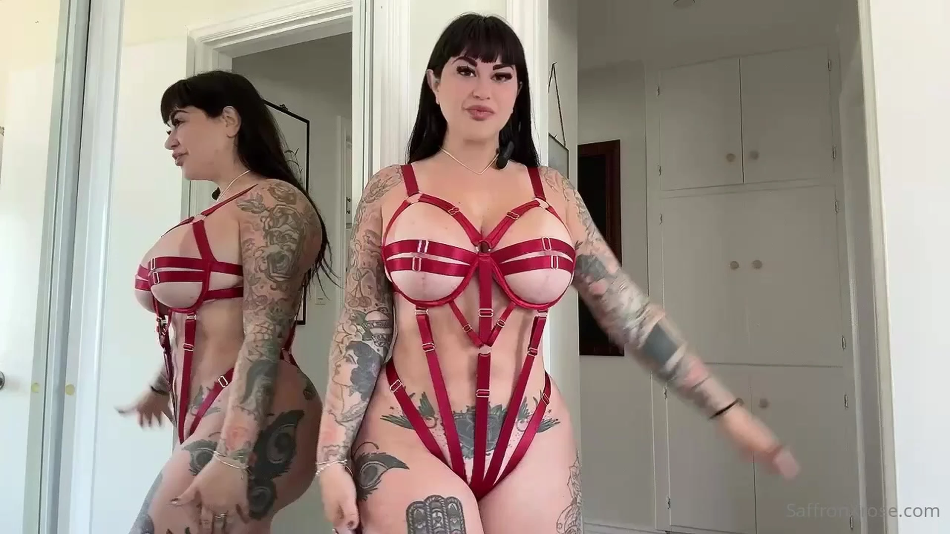 Thick American Saffron Rose leaks Exposed