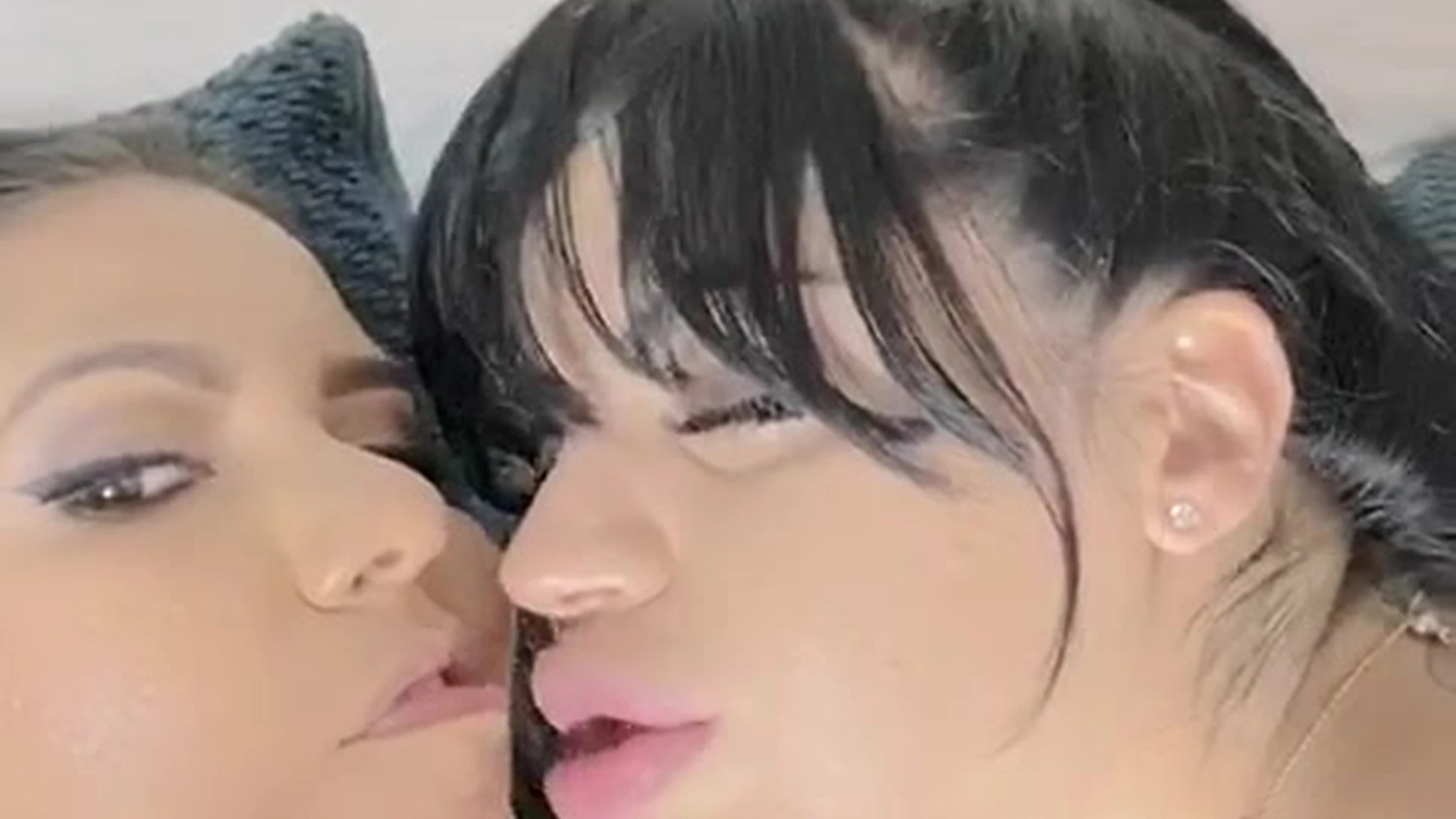 Hot Sensual Curvy Latina Lissa Aires  give away